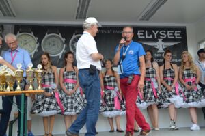 Heinz Haubrichs(re) und Bürgermeister Stefan Raetz können sich über das Ergebnis der Besucherbefragung der Rheinbach Classics 2016 freuen